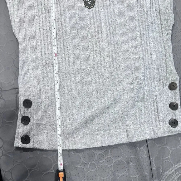 AUW Casual Blouse Short Sleeve Top Buttons Details Stretch Size Small Round Neck - Picture 8 of 8